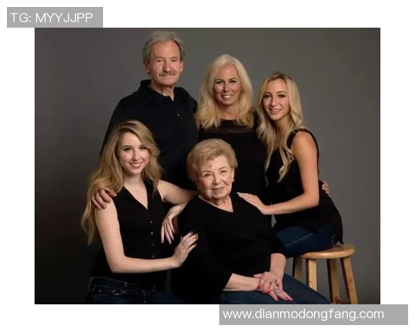 足球巨星与家人温馨合影展现家庭幸福生活的幕后故事